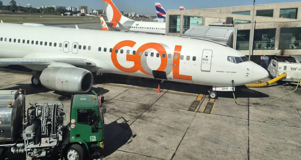 Detalhe do Boeing 737-800 da GOL em Congonhas, com aviões da Azul e da LATAM ao fundo