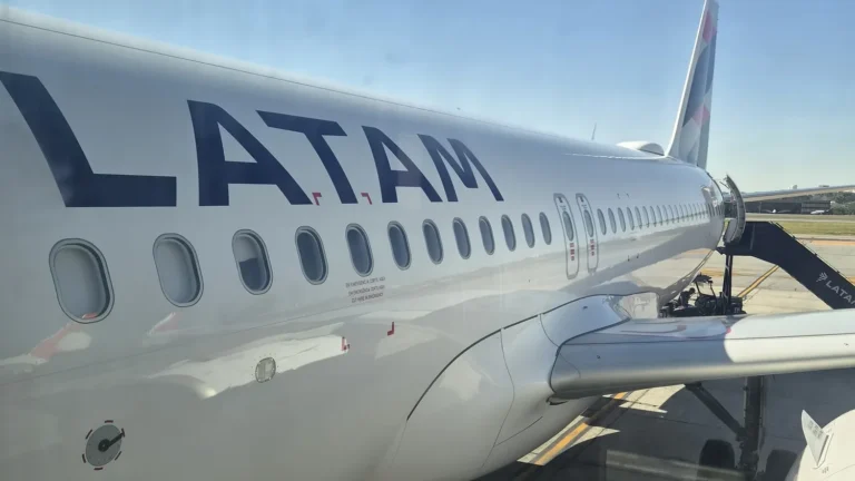 Asa e motor de avião da LATAM em Congonhas, vista da ponte de embarque