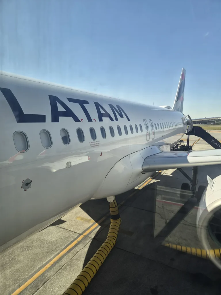 Asa e motor de avião da LATAM em Congonhas, vista da ponte de embarque