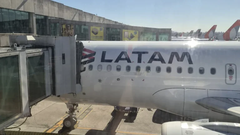 Avião da LATAM no portão de embarque do Aeroporto de Congonhas