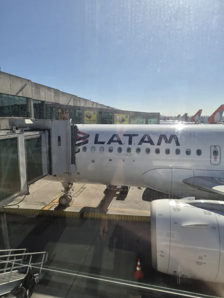 Avião da LATAM no portão de embarque do Aeroporto de Congonhas