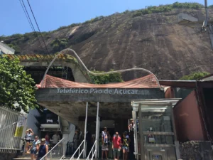 Bondinho do Pao de Acucar subindo do Morro da Urca, no Rio de Janeiro