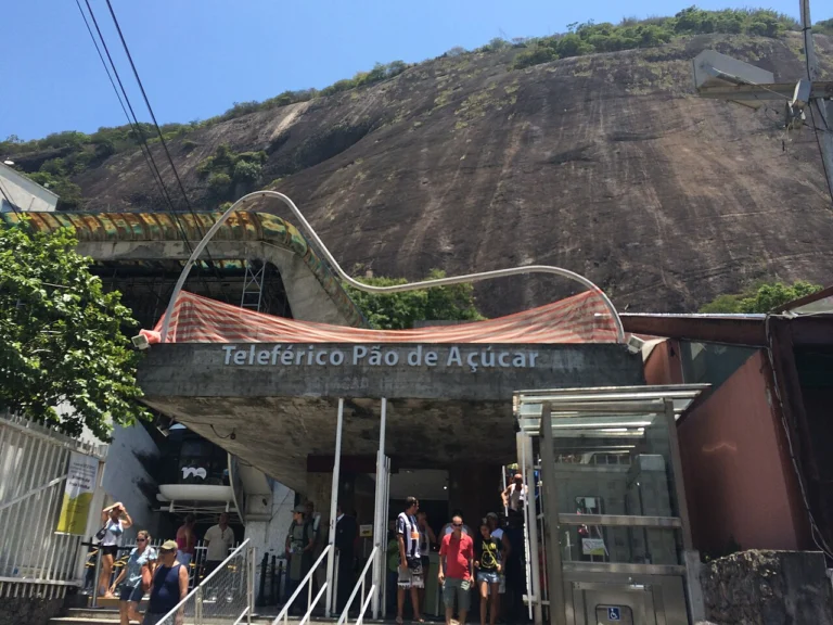 Bondinho do Pao de Acucar subindo do Morro da Urca, no Rio de Janeiro