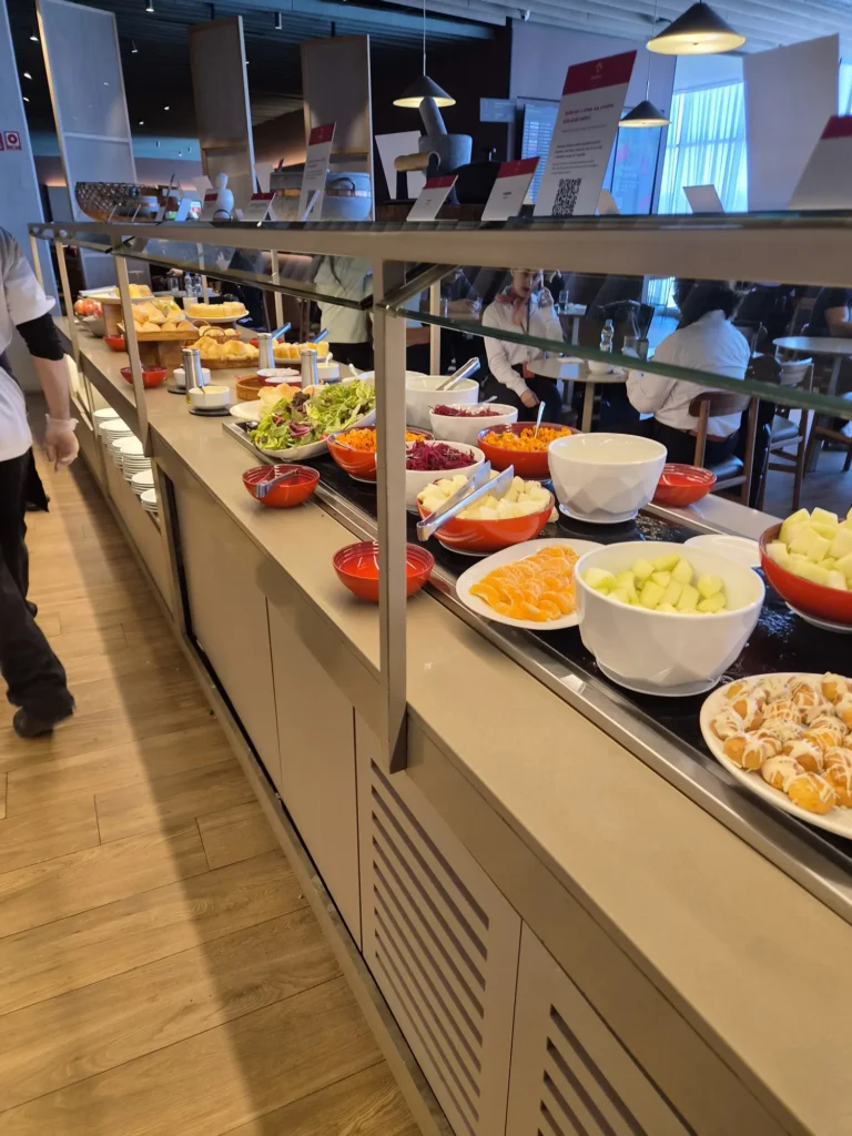 Buffet de frutas e saladas na sala Bradesco Cartões Lounge em Congonhas (CGH)