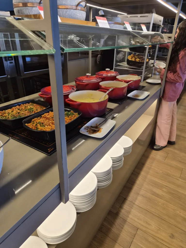 Estação de sopas e massas quentes na sala Bradesco Lounge de Congonhas