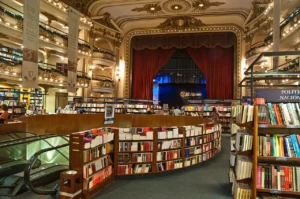 Interior da livraria El Ateneo Grand Splendid, antigo teatro, em Buenos Aires
