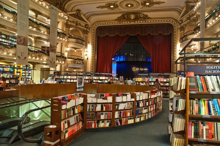 Interior da livraria El Ateneo Grand Splendid, antigo teatro, em Buenos Aires