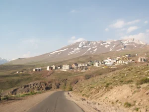 Vila de Farellones no alto da cordilheira, com a estrada de acesso em primeiro plano