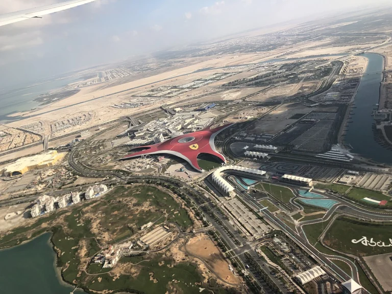 Vista aérea do Ferrari World e do circuito de Yas Island, em Abu Dhabi