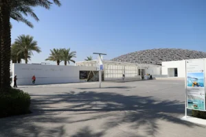 Entrada e cúpula do Louvre Abu Dhabi, na ilha de Saadiyat