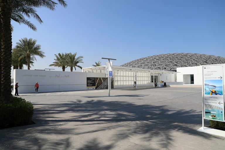 Entrada e cúpula do Louvre Abu Dhabi, na ilha de Saadiyat