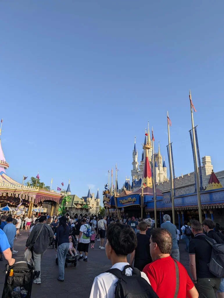 Fantasyland no Magic Kingdom com o Castelo da Cinderela ao fundo no fim da tarde