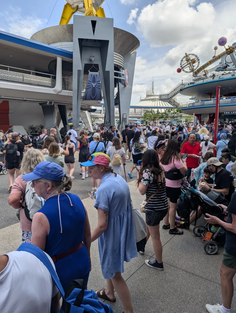 Tomorrowland movimentada no Magic Kingdom, com o Astro Orbiter e a Space Mountain ao fundo