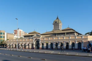 Fachada do Mercado Central de Santiago, com a torre do relógio e os arcos da entrada