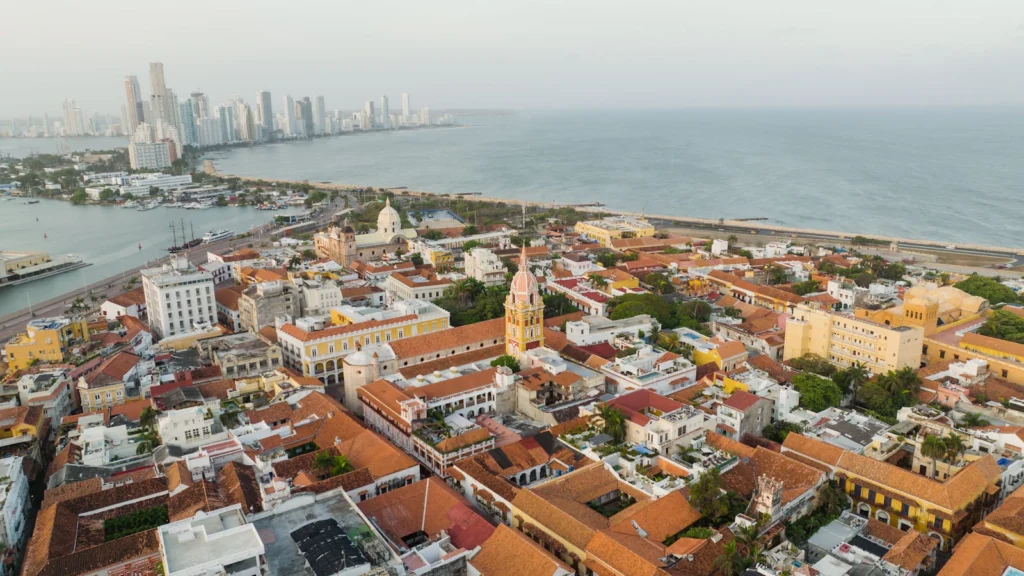 Vista aérea do centro histórico de Cartagena com o mar ao fundo