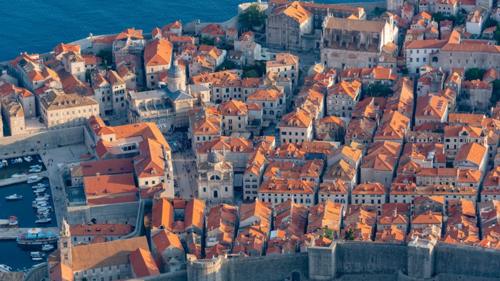 Muralhas e telhados de Dubrovnik no Adriatico, Croacia