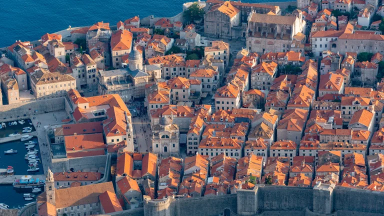 Muralhas e telhados de Dubrovnik no Adriatico, Croacia