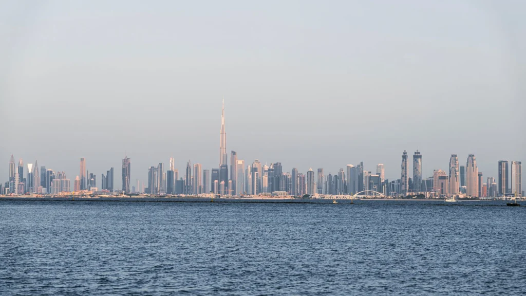 Skyline de Dubai com o Burj Khalifa visto da orla