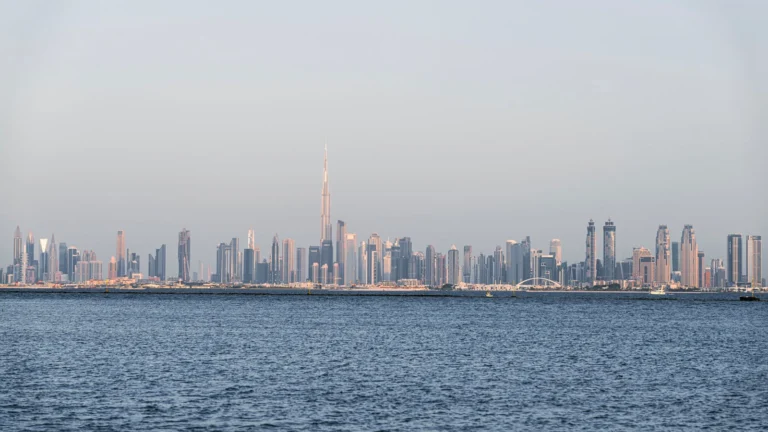 Skyline de Dubai com o Burj Khalifa visto da orla