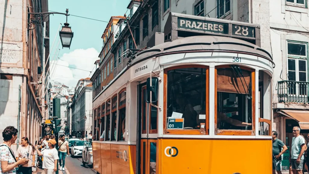 Bonde 28 nas ruas de Lisboa, em Portugal