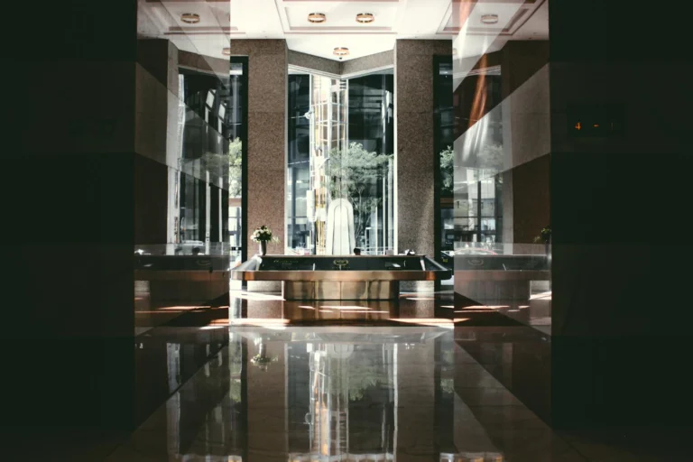Lobby moderno e elegante de hotel com piso polido e luz natural