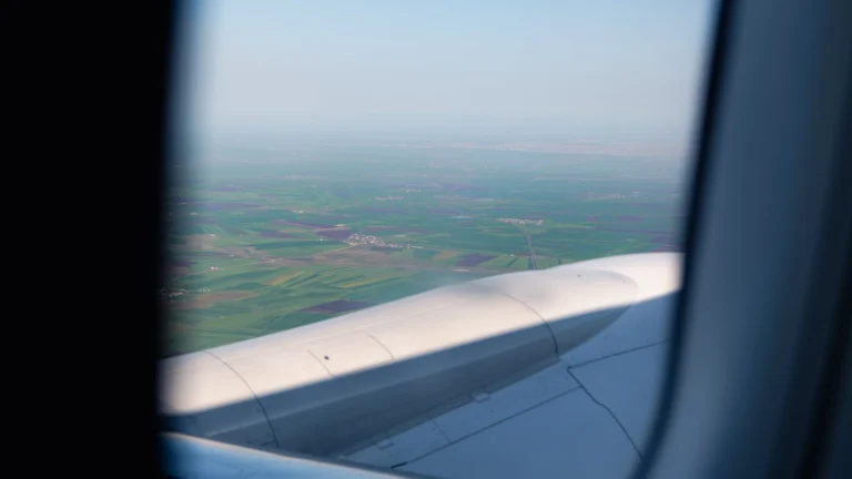 Paisagem vista pela janela do avião