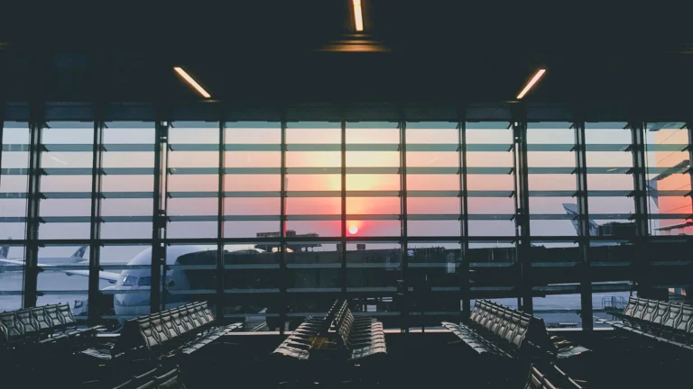Saguão de aeroporto ao entardecer