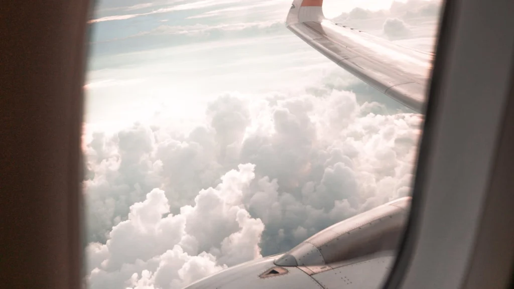 Asa de avião sobre as nuvens a caminho da Europa