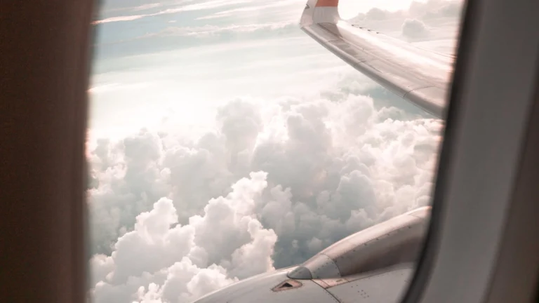 Asa de avião sobre as nuvens a caminho da Europa