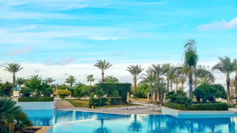 Piscina de borda infinita em resort de luxo