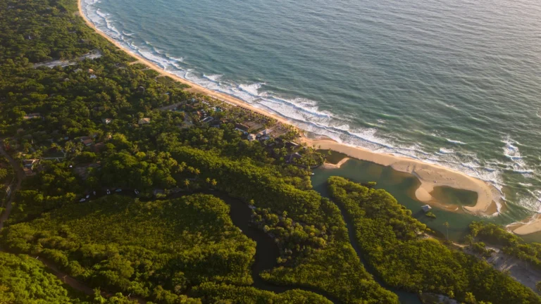 Litoral de Trancoso, na Bahia, ao pôr do sol