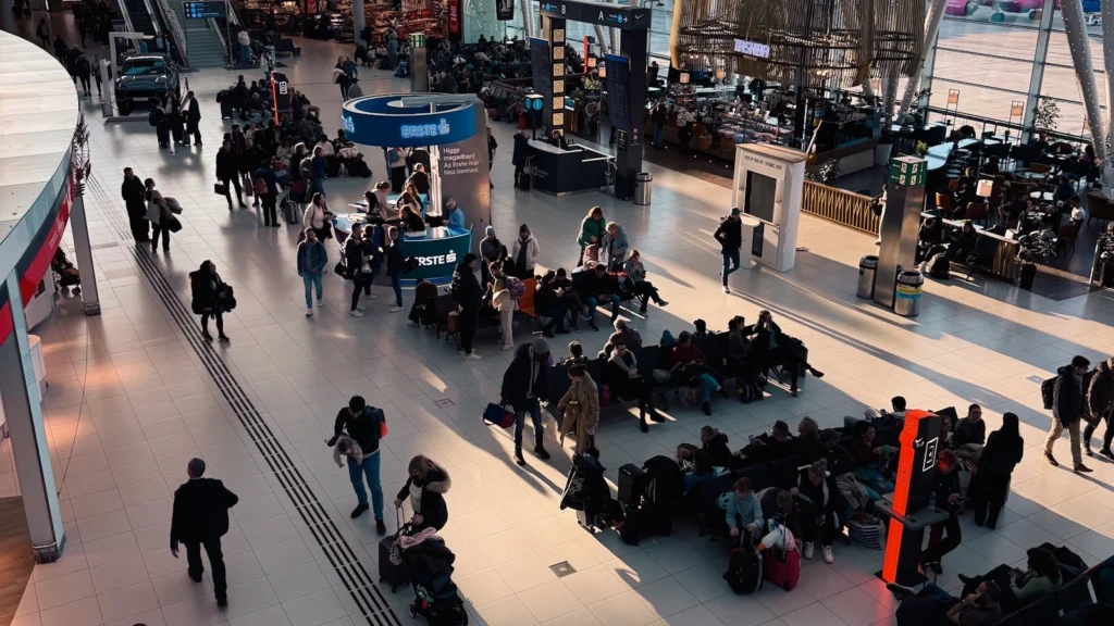 Movimento de passageiros em terminal de aeroporto