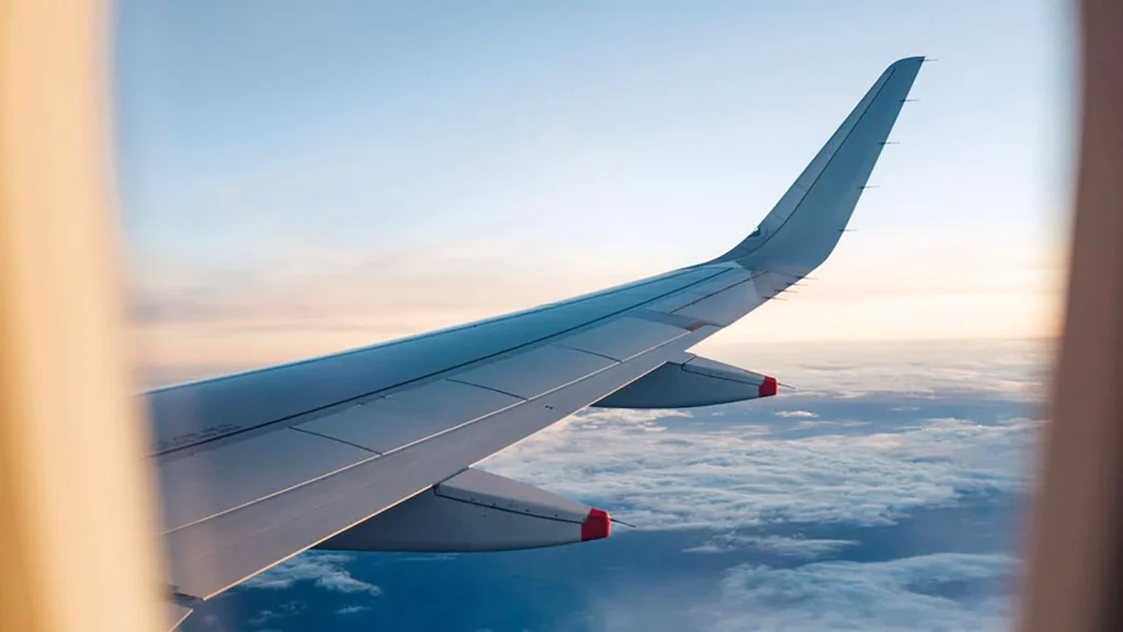 Vista do céu ao entardecer de dentro do avião