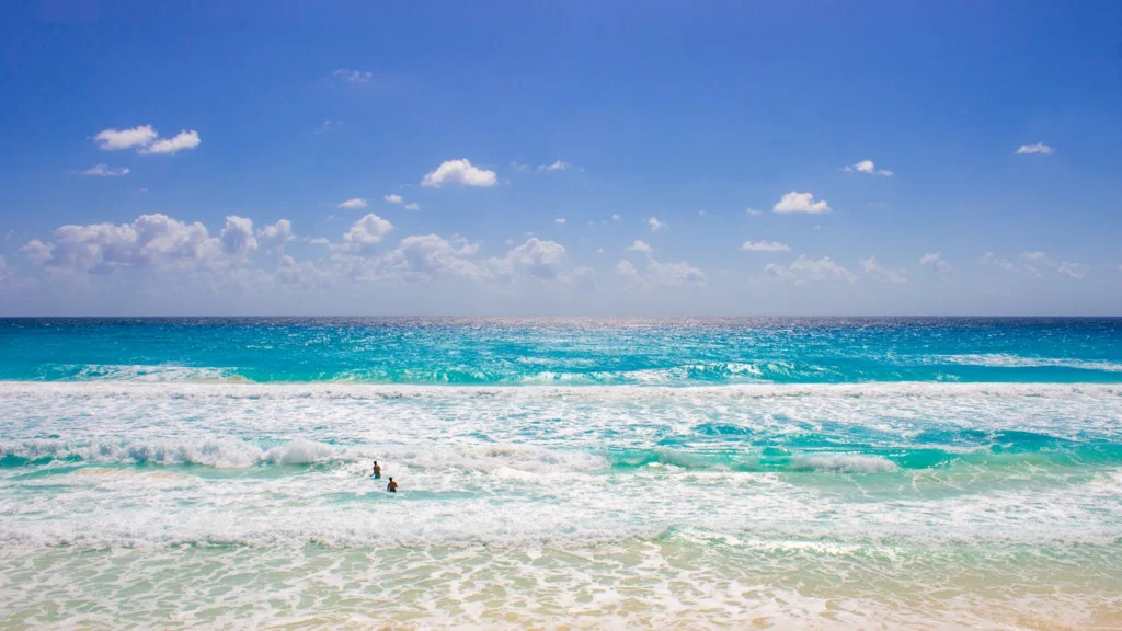 Praia de areia branca e mar turquesa em Cancún, Caribe mexicano