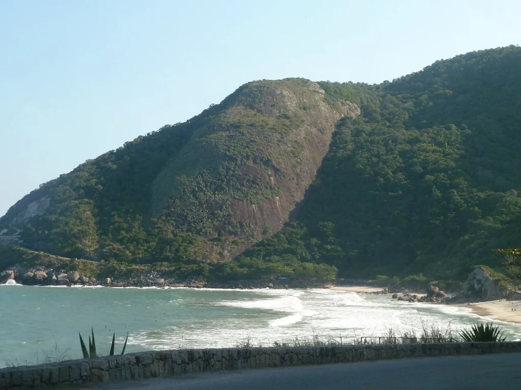 Prainha no Rio de Janeiro com montanhas e mar ao fundo