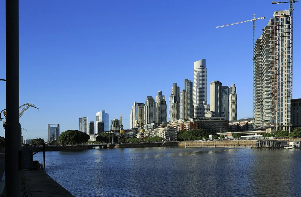 Puerto Madero em Buenos Aires com ponte e edifícios modernos