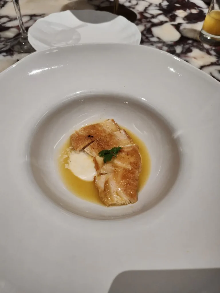 Frango assado com pequi e mousseline de cará, do menu do chef Alex Atala, servido à la carte na Taste of Priceless do Terminal 3 do GRU