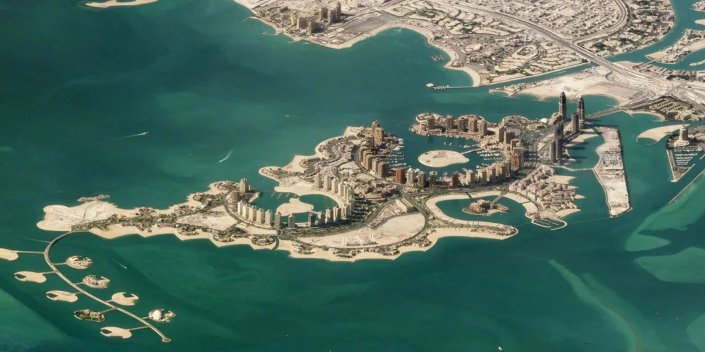 The Pearl em Doha no Catar com marinas e arquitetura moderna