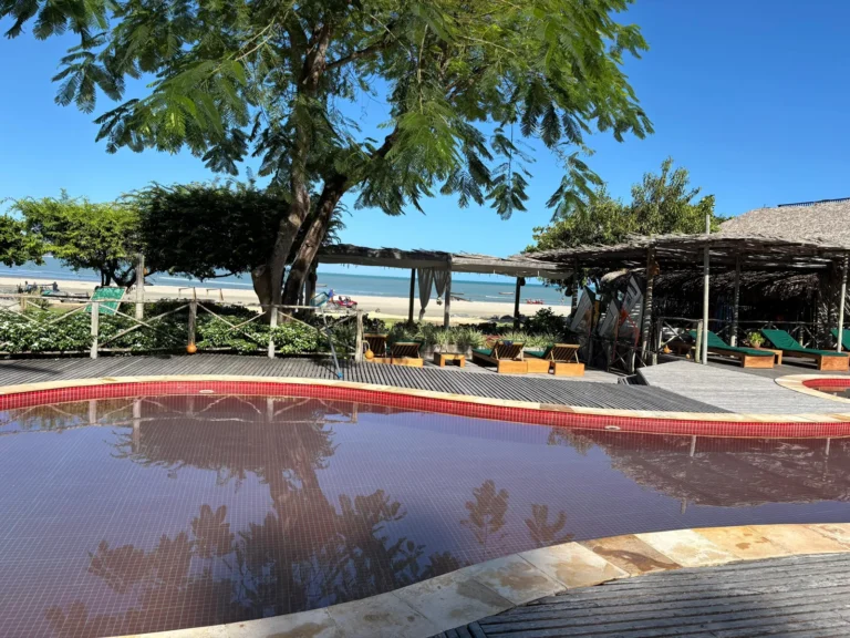 Piscina da Pousada Vila Kalango com vista para a praia de Jericoacoara. Foto própria, 2026.