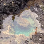 Baía do Sancho, em Fernando de Noronha: praia cercada por falésias verdes e mar azul-turquesa