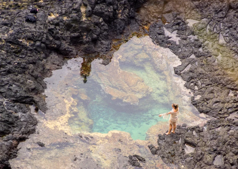 Baía do Sancho, em Fernando de Noronha: praia cercada por falésias verdes e mar azul-turquesa