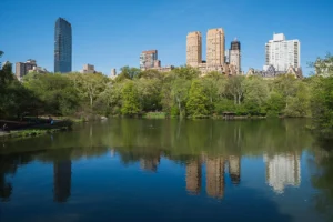 O lago de Central Park com a silhueta de Manhattan ao fundo, em Nova York