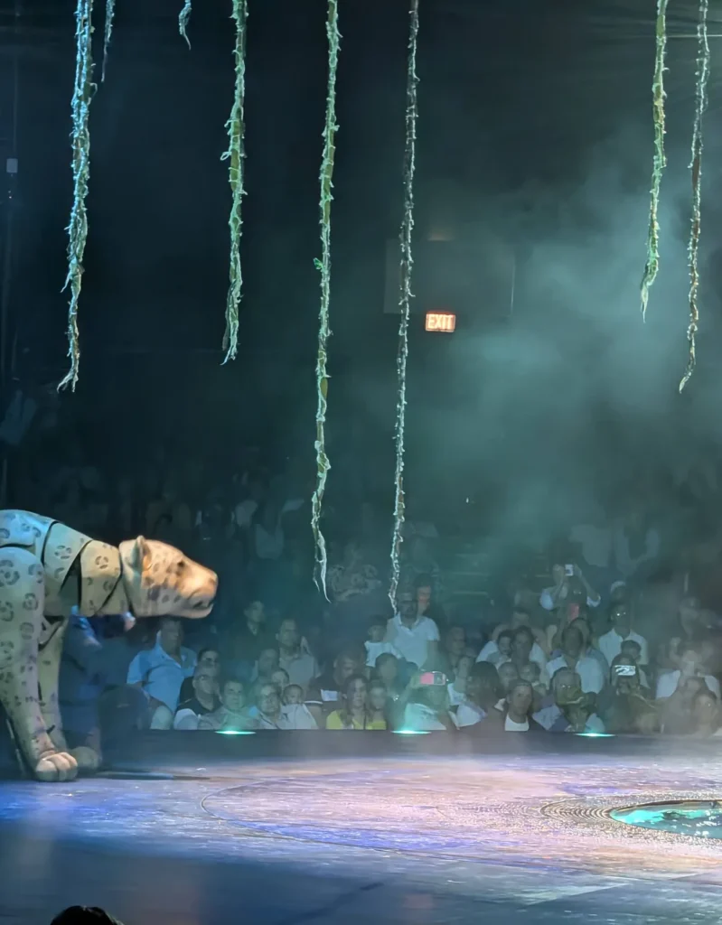 Puppet gigante da onça-pintada em cena no Cirque du Soleil LUZIA em Miami. Foto própria, 2026.