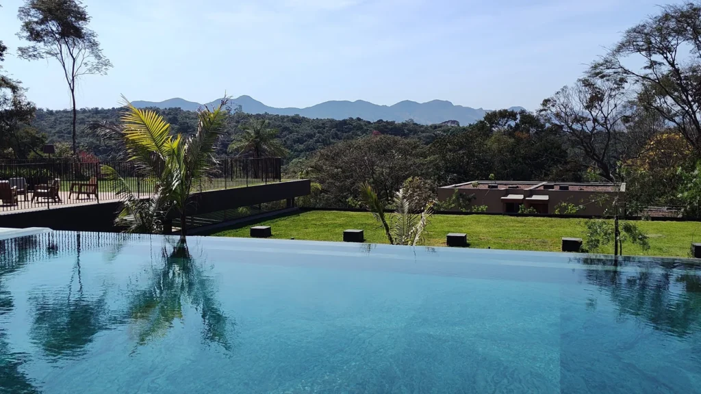 Piscina de borda infinita do Clara Arte Resort, em Inhotim, com vista para a serra de Minas Gerais