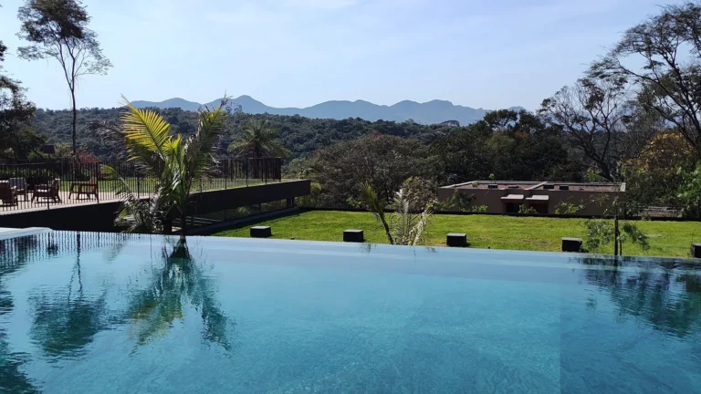 Piscina de borda infinita do Clara Arte Resort, em Inhotim, com vista para a serra de Minas Gerais
