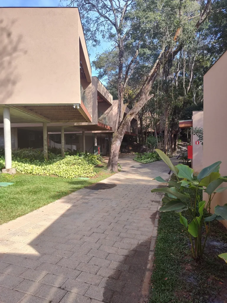 Arquitetura modernista do Hotel Clara integrada à mata de Inhotim