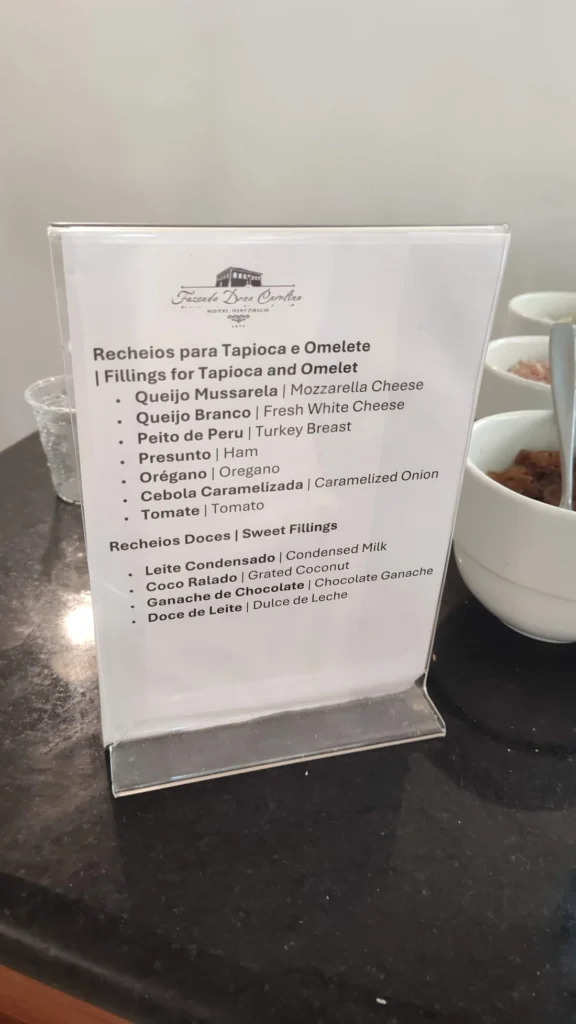 Cardápio de recheios de tapioca e omelete no café da manhã da Fazenda Dona Carolina