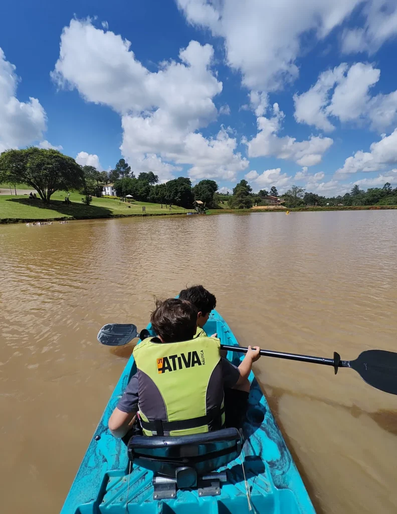 Caiaque no lago da Fazenda Dona Carolina