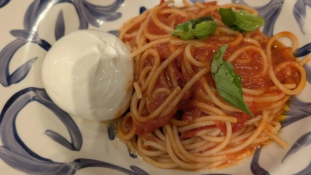 Prato de spaghetto al pomodoro com mozzarella de búfala na La Pizza e La Pasta do Eataly Aventura