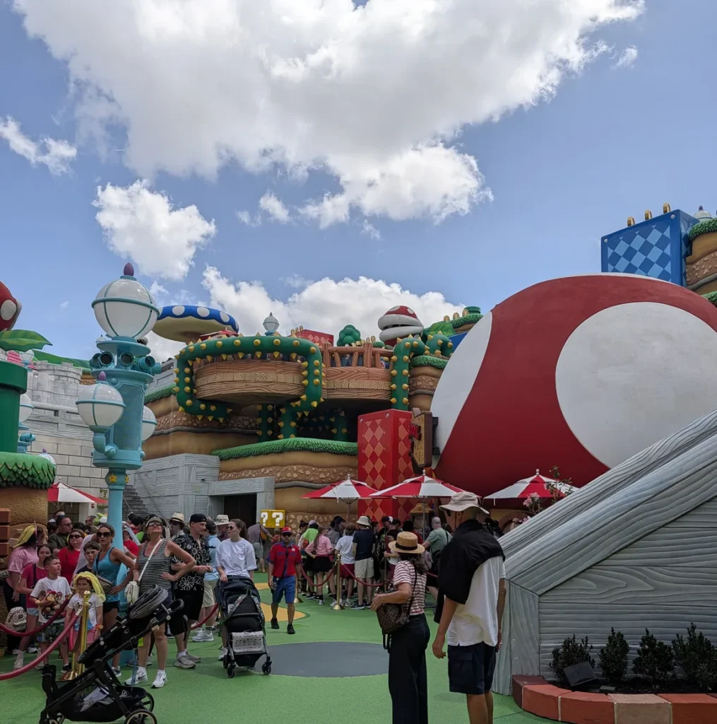 Fachada em formato de cogumelo do Toadstool Cafe na Super Nintendo World